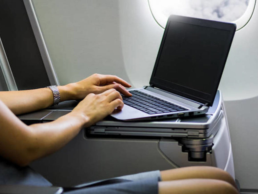 Bay an toàn: Laptop có được mang lên máy bay không