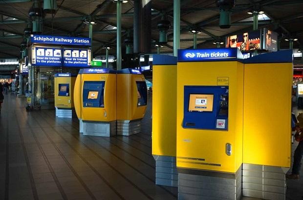 Máy bán vé tàu tự động tại sân bay Schipol | Vé máy bay đi Amsterdam giá rẻ