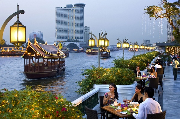 Cảnh ăn uống tại nhà hàng cạnh sông - vé máy bay đi Bangkok