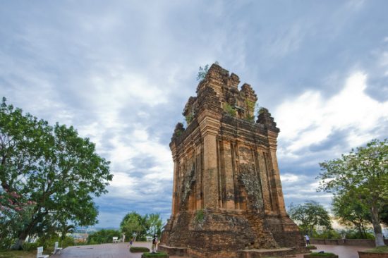 Bên ngoài Tháp Nhạn, Tuy Hòa - Vé máy bay đi Tuy Hoà