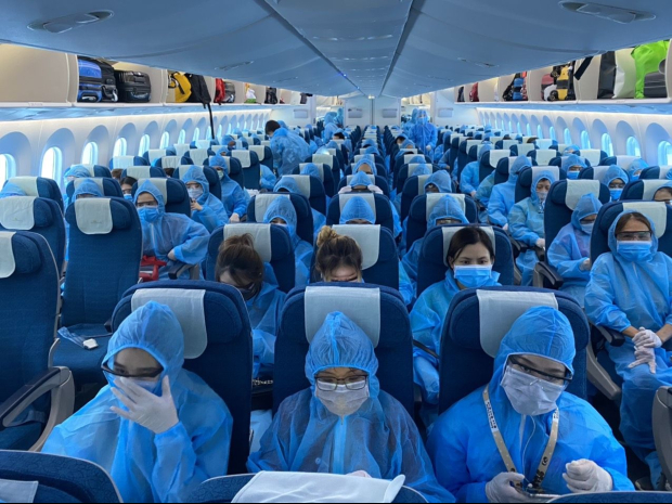Hành khách được trang bị đồ bảo hộ trên các chuyến bay cứu trợ từ Mỹ về Việt Nam